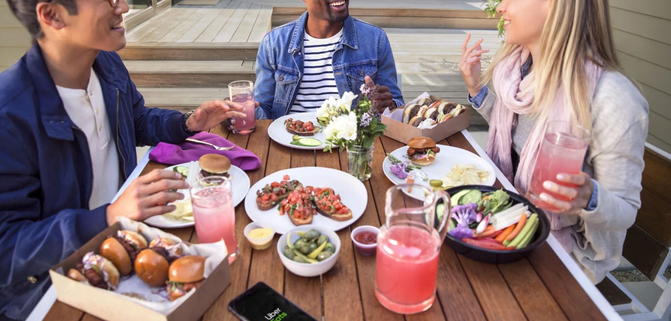 UberEats Gutscheine benutzen, um eine leckere Mahlzeit günstiger zu dir nachhause geliefert zu bekommen.